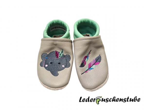 Lederpuschen grau mint Elefanten-Indianer mit großer und kleiner Feder mint-pink-lichtblau-anthrazit-helllila Stickgedöns